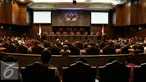 Suasana Mahkamah Konstitusi memutus sebanyak 3 gugatan perkara perselisihan hasil pemilihan (PHP) kepala daerah 2015 yang telah melewati pemeriksaan pokok perkara di Mahkamah Konstitusi, Jakarta, Senin (22/2). (Liputan6.com/Faizal Fanani)