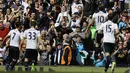 Suporter ikut merayakan gol Harry Kane saat melawan Bournemouth pada laga Premier League pekan ke-33 di White Hart Lane stadium, London, Sabtu (15/4/2017). Tottenham menang 4-0. (AP/Frank Augstein)
