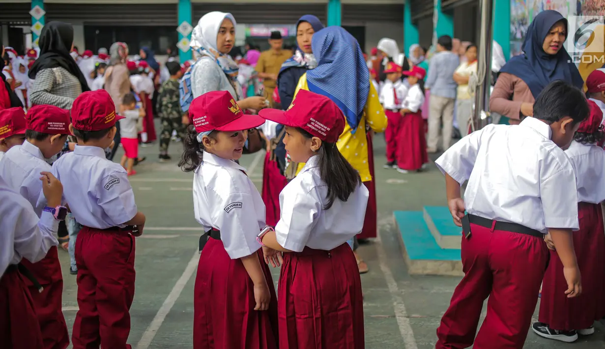 Sejumlah murid bersiap mengikuti upacara bendera pada hari pertama sekolah di SDN Pisangan 02, Ciputat, Tangerang Selatan, Senin (15/7/2019). Senin, 15 Juli 2019 merupakan hari pertama masuk sekolah tahun ajaran 2019/2020 usai libur panjang. (Liputan6.com/Faizal Fanani)