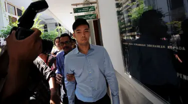 Terdakwa kasus kecelakaan maut Pondok Indah, Christopher Daniel Syarief usai menghadiri sidang pembacaan tuntutan di Pengadilan Negeri Jakarta Selatan, Rabu (5/8/2015). Christopher dituntut hukuman 2 tahun 6 bulan. (Liputan6.com/Helmi Fithriansyah)