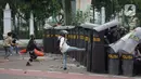Pengunjuk rasa terlibat bentrok dengan polisi di Jalan Medan Merdeka Timur, Jakarta, Kamis (8/10/2020). Bentrokan terjadi akibat massa yang memaksa masuk ke depan Istana Negara untuk berunjuk rasa terkait penolakan UU Cipta Kerja. (Liputan6.com/Immanuel Antonius)