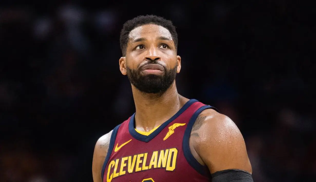 Dilansir dari HollywoodLife, Tristan Thompson disoraki saat sedang tanding. (Getty Images-Cosmopolitan)