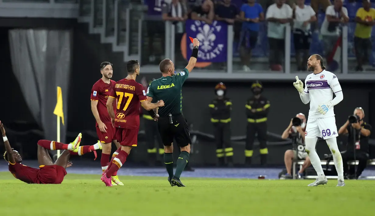 Fiorentina langsung ketiban sial ketika babak pertama baru berjalan 17 menit. Mereka harus kehilangan kiper Bartlomiej Dragowski (kanan) setelah wasit mengeluarkan kartu merah. Dragowski tampak melakukan pelanggaran keras terhadap Tammy Abraham. (Foto: AP/Gregorio Borgia)