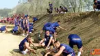 Citizen6, Surabaya: Setelah apel pagi selesai 900 prajurit Menbanpur-1 Mar melaksanakan penanaman rumput dan bambu ditanggul lapangan Tembak Jusman Puger yang sedang direnovasi. (Pengirim: Staff Intel)