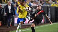 Timnas Brasil saat meladeni Peru di California, Amerika Serikat dalam laga persahabatan (AFP/Mark Ralston)