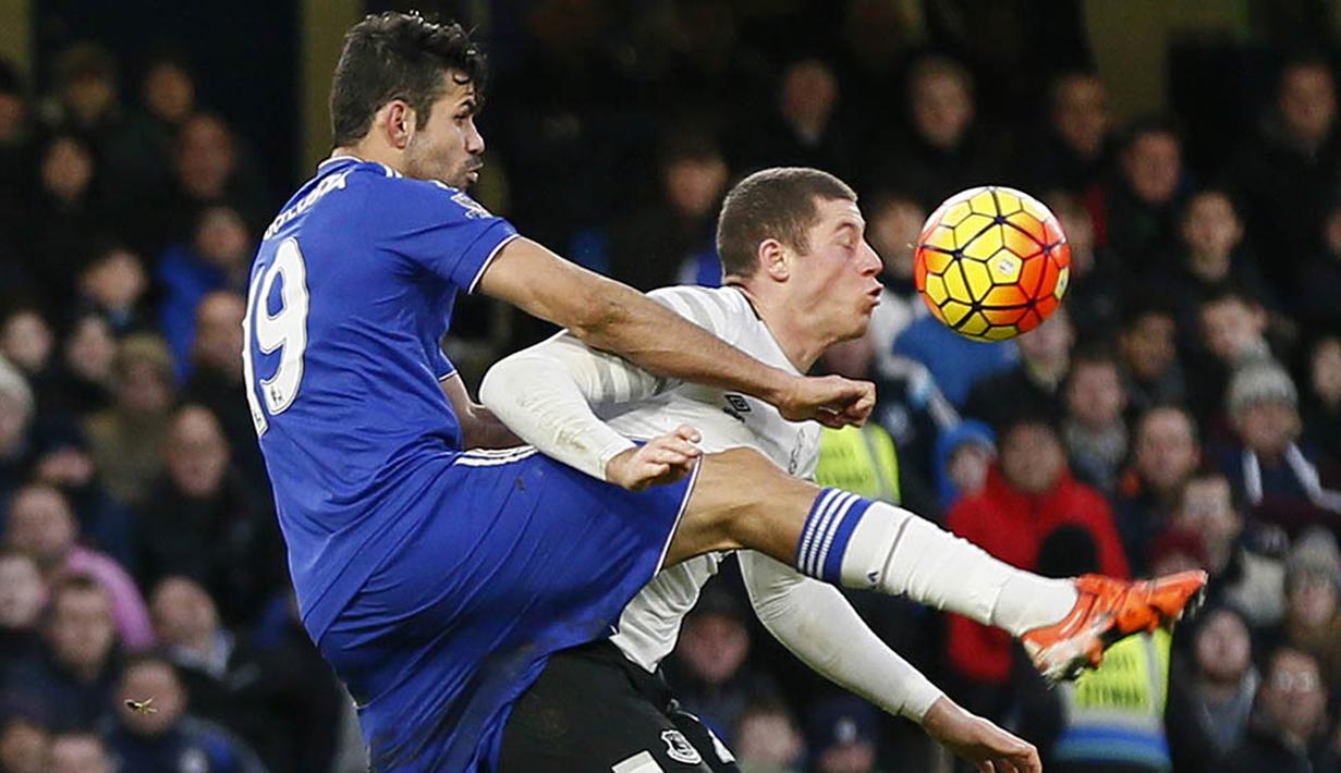 Gelandang Everton, Ross Barkley, berebut bola dengan striker Chelsea, Diego Costa. Hasil imbang ini merupakan yang ketujuh kali bagi Chelsea pada musim ini. (Reuters/Stefan Wermuth)