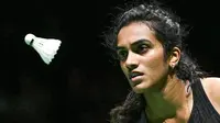 Pebulu tangkis Putri India Pusarla Venkata Sindhu saat menghadapi Nozomi Okuhara dari Jepang pada babak final Kejuaraan Dunia Bulu Tangkis 2019 di St. Jakobshalle, Basel, Swiss, Minggu (25/8/2019). Sindhu menjadi juara dunia tunggal putri setelah menang dengan skor 21-7, 21-7. (FABRICE COFFRINI/AFP)