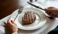Cara Makan Steak Pisau Sebelah Mana? Ini Posisi Pisau dan Garpu yang Benar