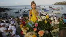 Sebuah boneka besar yang mewakili Dewi Laut Yemanja dibawa menuju ke laut dari pantai Pantai Red River di Salvador, Brasil (2/2). Dalam kepercayaan Afro-Brasil, Yemanja diyakini sebagai representasi dewi laut yang cantik jelita. (AP Photo / Eraldo Peres)