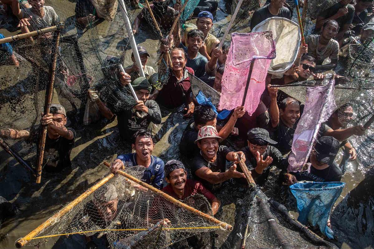 FOTO: Serunya Festival Memet Ikan di Klaten, Ribuan Warga Serbu Embung Gemblegan