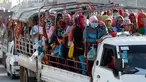 Para pekerja menaiki mobil bak terbuka sebagai transportasi harian mereka pulang ke rumah dari tempat kerja di sebuah pabrik di dekat desa Trapang Anchanh, di luar Phnom Penh, Kamboja (27/10). (AP Photo/Heng Sinith)
