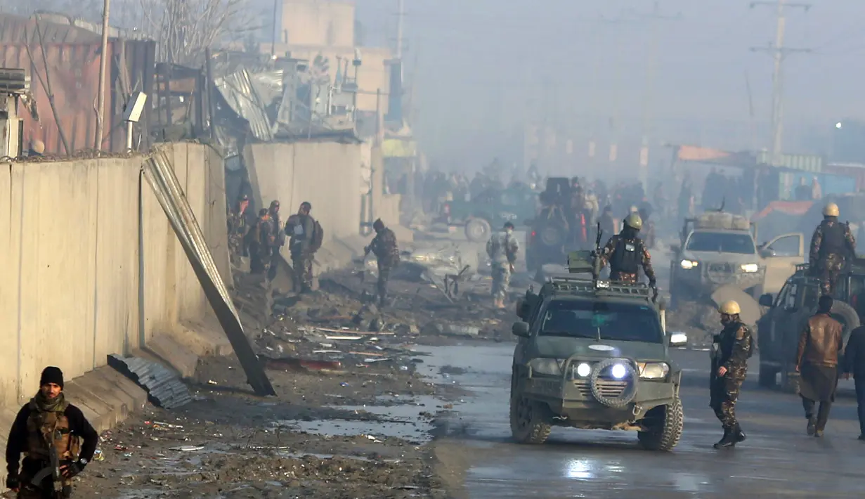 Suasana lokasi sehari setelah serangan di Kabul, Afghanistan (15/1). Menurut pejabat setempat, seorang pembom bunuh diri Taliban meledakkan kendaraan bermuatan bahan peledak pada Senin malam. (AP Photo/Rahmat Gul)