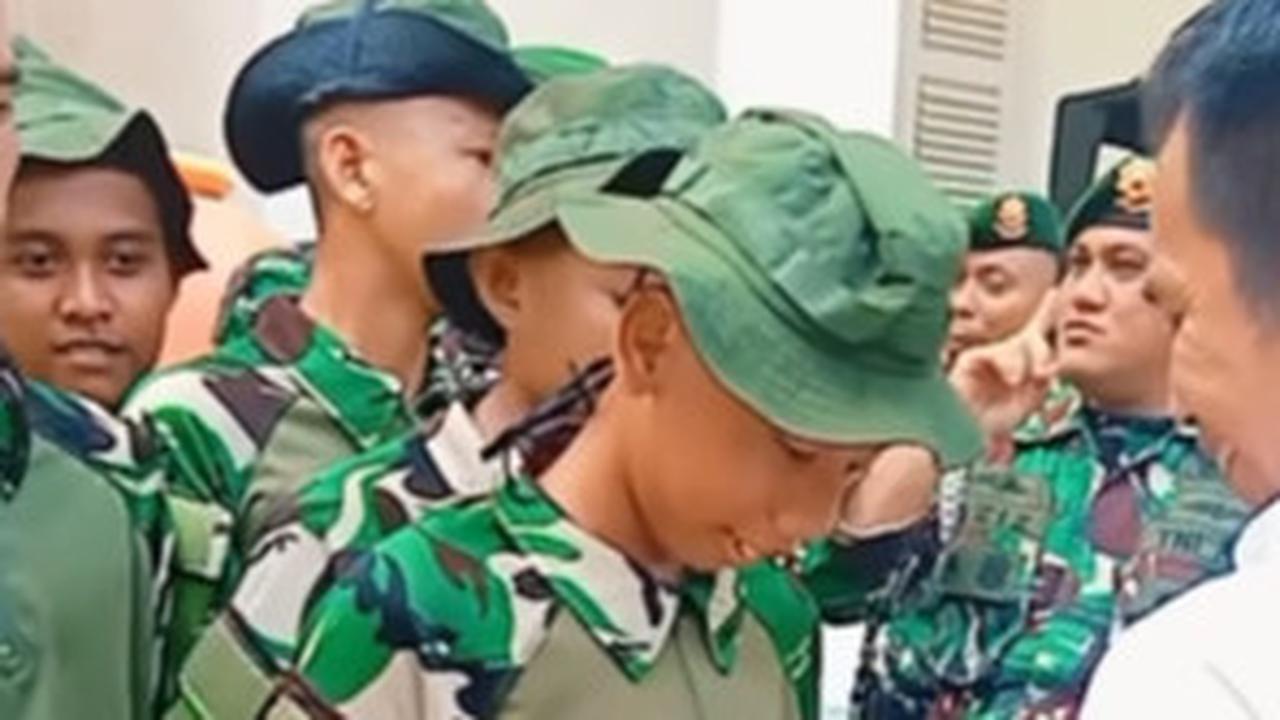 Bupati Purwakarta Bagi-Bagi Cuan ke Anak-Anak yang Dididik di Barak, Aksinya Malah Bikin Warga Mau Menyerahkan Diri