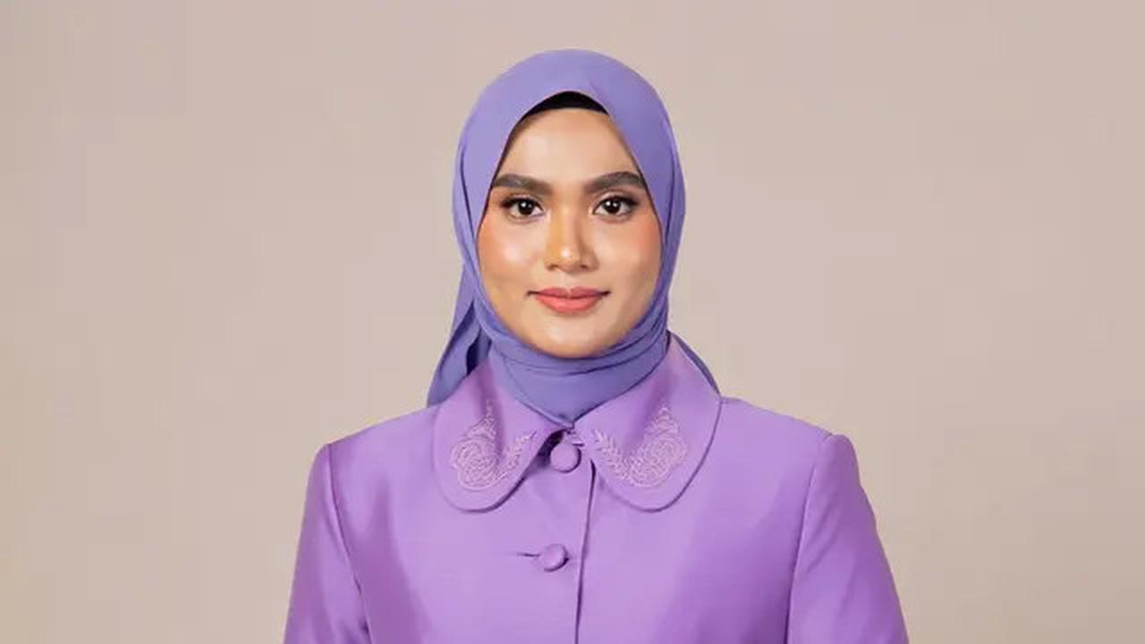 8 Tren Gamis Batik Modern dengan Detail Blazer Warna Lilac Soft, Sedang Digandrungi Muslimah Muda