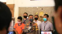 Polisi ungkap kasus pembunuhan seorang perempuan di apartemen di Surabaya, Kamis (23/4/2020). (Foto: Liputan6.com/Dian Kurniawan)