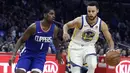 Aksi pemain Warriors, Stephen Curry (kanan) melewati adangan pemain Clippers, Jawun Evans pada laga NBA basketball game di Staples Center, Los Angeles, (6/1/2018). Warriors 121-105. (AP/Alex Gallardo)