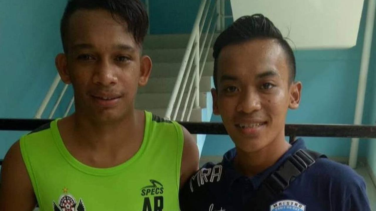 Bahkan, Rikfi tak pernah absen mencari dan mengajak foto bareng dengan idolanya itu usai menyaksikan pertandingan turnamen liga pro futsal.
