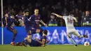 Gelandang Celta Vigo, Jozabed, melepaskan tendangan ke gawang Barcelona pada leg pertama babak 16 besar Copa del Rey di Stadion Balaidos, Kamis (4/1/2018). Kedua tim bermain imbang 1-1. (AP/Lalo R. Villar)
