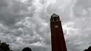 Sebuah pernyataan Layanan Cuaca khusus memperingatkan, "Ada ancaman signifikan untuk angin topan yang merusak dan merusak secara lokal, bersama dengan potensi hujan es dan tornado besar, bahkan tornado yang kuat." (Jeff Siner/The Charlotte Observer via AP)