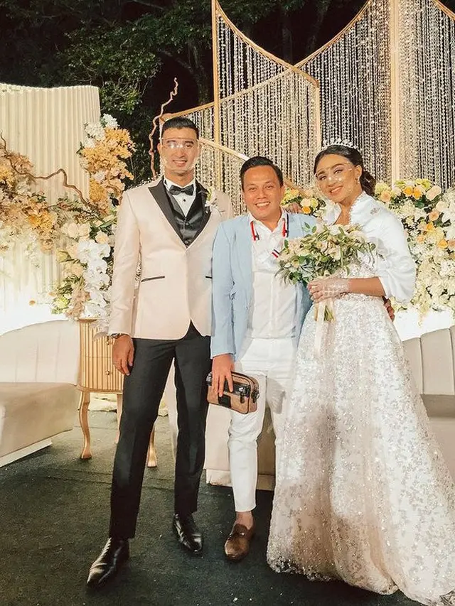 6 Potret Resepsi Pernikahan Ali Syakieb dan Margien Wieheerm, Tampil Bak Raja dan Ratu