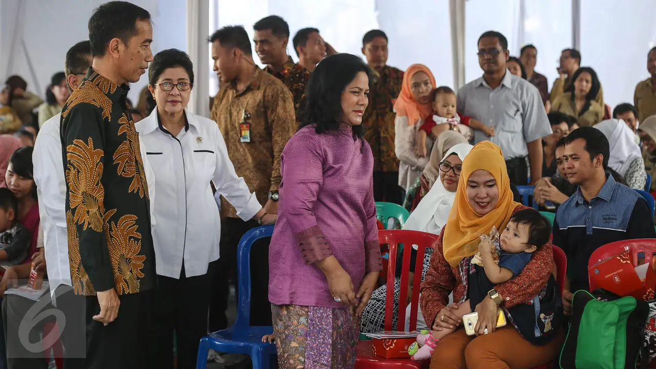 20160718-Jokowi Pantau Langsung Pemberian Vaksin Ulang di Puskesmas Ciracas-Jakarta