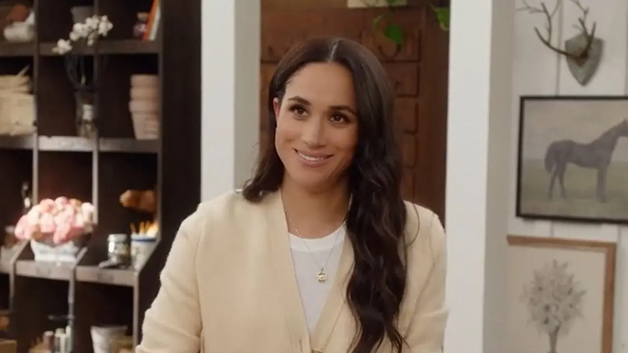 Meghan Markle Diduga Kirim Pesan Tersembunyi untuk Kerajaan Inggris Lewat Gaya Busana Barunya