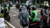 Pengemudi ojek online menunggu penumpang di depan Stasiun Palmerah, Jakarta, Selasa (6/9/2022). Kementerian Perhubungan (Kemenhub) memastikan segera menerbitkan regulasi kenaikan tarif ojek online (ojol). Hal itu menyusul kenaikan harga bahan bakar minyak (BBM) yang membuat beban operasional transportasi semakin besar. (Liputan6.com/Johan Tallo)