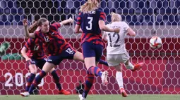 Memasuki babak kedua pertandingan, Betsy Doon Hassett (kanan) berhasil memperkecil ketertinggala di menit ke-72 karena sebelumnya Selandia Baru membuat goal bunuh diri di menit ke-63 lewat Abby May Erceg. Skor menjadi berubah menjadi 3-1 atas keunggulan Amerika Serikat. (Foto: AFP/Ayaka Naito)