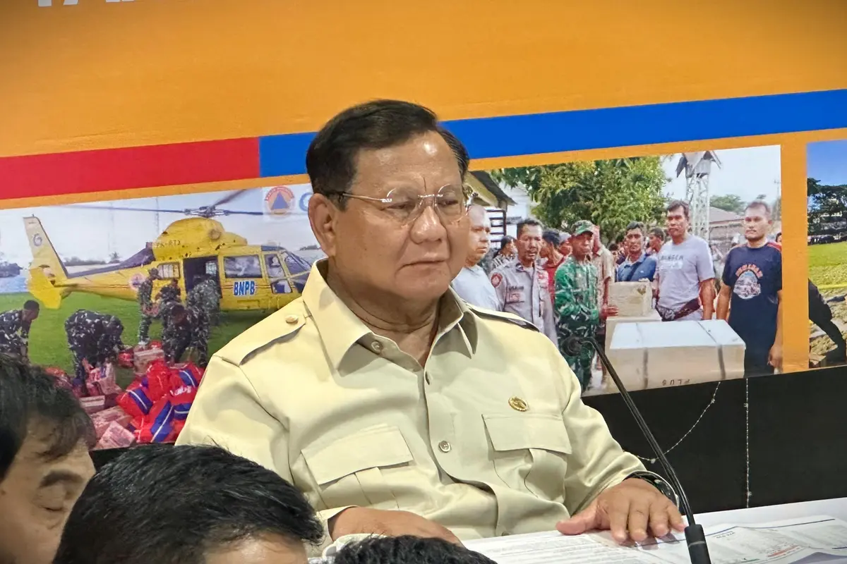 Presiden Prabowo Subianto menggelar rapat terbatas bersama sejumlah anggota Kabinet Merah Putih di posko terpadu penanganan bencana banjir di Lanud Sultan Iskandar Muda, Provinsi Aceh.
