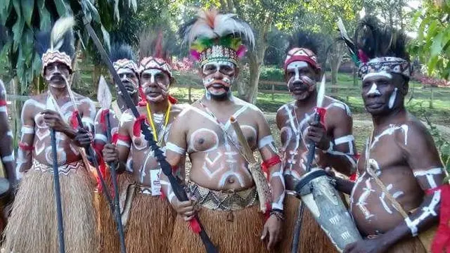 Masyarakat asli Suku Komoro Timika