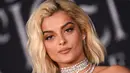 Penyanyi AS Bebe Rexha berpose saat tiba menghadiri pemutaran perdana film Disney "Maleficent: Mistress of Evil" di Teater El Capitan di Hollywood (30/9/2019). Bebe Rexha tampil seksi mengenakan gaun beludru hitam dengan belahan paha tinggi. (AFP Photo/Valerie Macon)