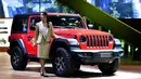 Seorang model berpose di samping mobil Jeep selama Geneva International Motor Show di Jenewa, Swiss (6/3). Pameran otomotif ini berlangsung dari 8 sampai 18 Maret 2018. (AFP Photo/Harold Cunningham)