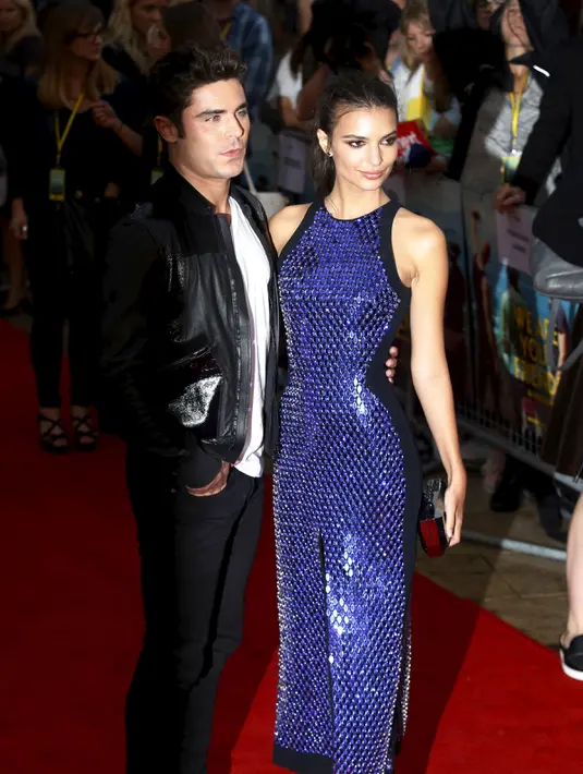 Aktor Zac Efron (kiri) dan aktris Emily Ratajkowski berfoto bersama saat menghadiri pemutaran perdana film 'We Are Your Friends' di Brixton Oval, London, Inggris. Selasa (11/8/2015). (REUTERS/Luke MacGregor)