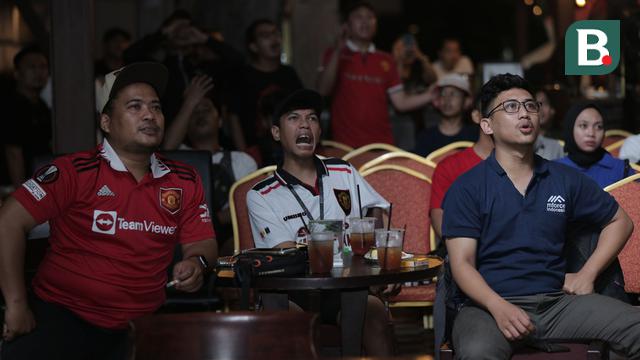 Foto: Wajah Semringah Anggota Komunitas United Indonesia setelah MU Unggul Dua Gol atas Everton dalam Roaring Night Liga Inggris 2023/2024