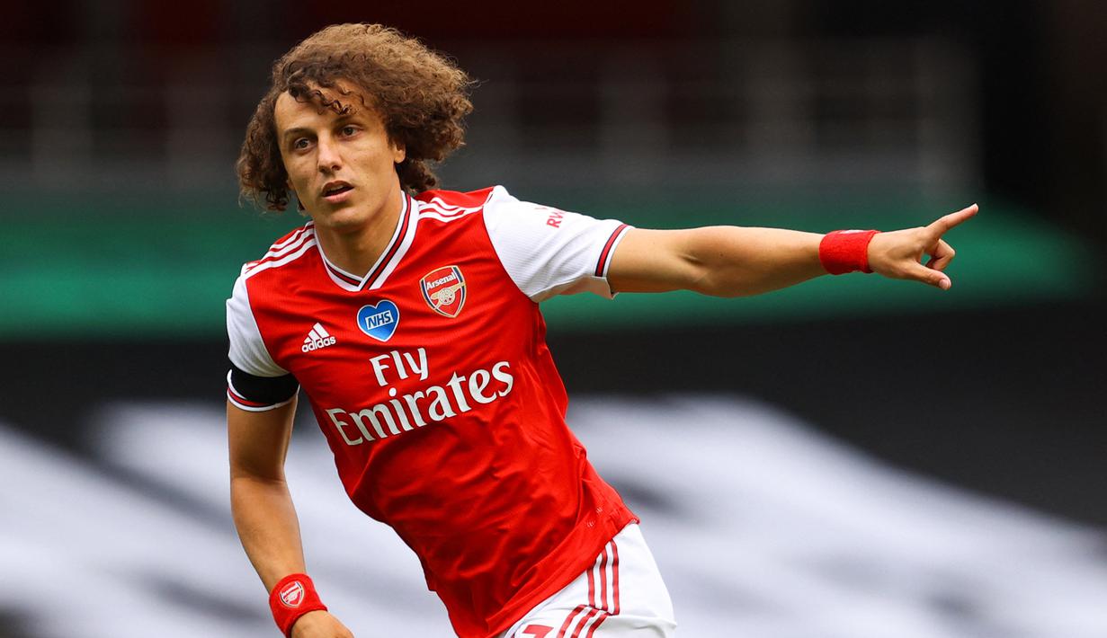David Luiz. Bek tengah Brasil berusia 35 tahun yang sejak awal musim 2021/2022 membela Flamengo ini tercatat pernah membela Chelsea dalam dua periode, 2010/2011 hingga 2013/2014 dan 2016/2017 hingga 2018/2019. Setelah mengakhiri periode keduanya, ia memutuskan hijrah ke Arsenal pada awal musim 2019/2020 dan hanya bertahan selama dua musim sebelum akhirnya memutuskan pulang kampung ke Brasil bersama Flamengo. (AFP/Pool/Richard Heathcote)