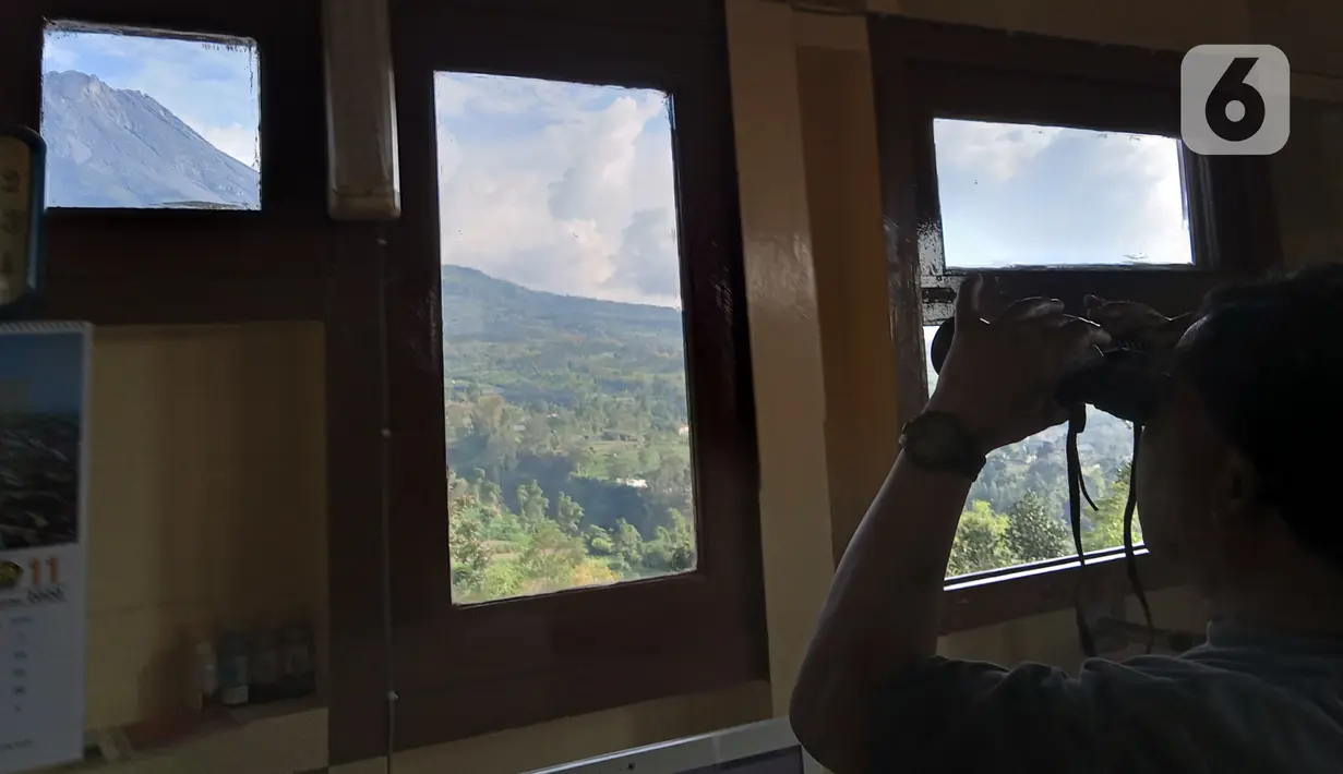 Petugas mengamati aktivitas Gunung Merapi di Pos Pengamatan Gunung Api Jrakah, Kecamatan Selo, Boyolali, Jawa Tengah, Minggu (8/11/2020). BPPTKG melaporkan adanya potensi erupsi akibat aktivitas vulkanik Gunung Merapi, seperti guguran lava, lontaran material hingga awan panas. (Liputan6.com/Gholib)