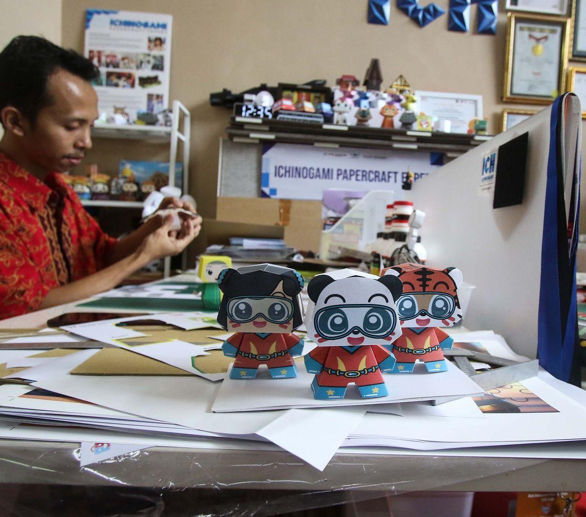 Harga untuk setiap kemasan dari rancang bangun model kertas atau papercraft ini dijual mulai dari Rp50.000 hingga Rp300.000.<br>