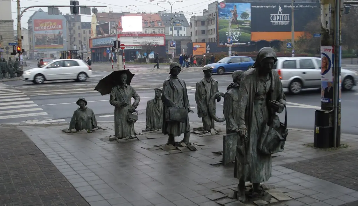 Patung yang terletak di jalan raya sekitar Wroclaw, Polandia ini dinamai 'The Monument of an Anonymous Passerby'. Patung unik ini seolah menggambarkan ada orang yang muncul dari tanah dan berjalan. (thewowstyle.com)