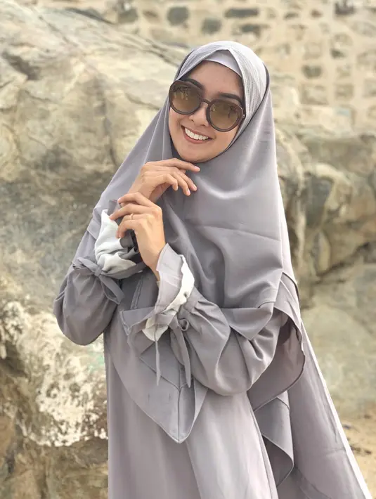 Dinobatkan sebagai ratu kecantikan membuat Kevin Lilliana selalu tampil anggun setiap saat. Tak cuma menawan mengenakan gaun ala kontes kecantikan, Kevin juga memukau dalam balutan busana muslim lengkap dengan hijab. (Liputan6.com/IG/kevinlln)
