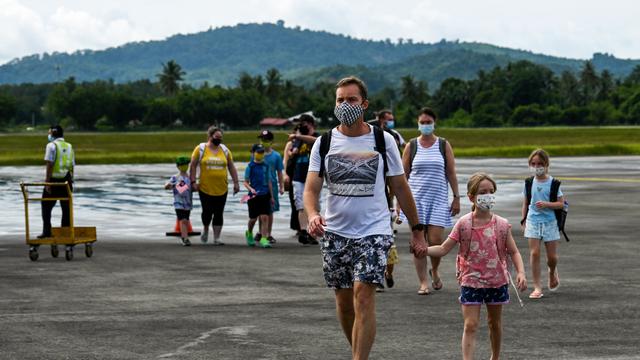 <span>Penumpang turun dari pesawat Malaysia Airlines Boeing 738 setelah mendarat di Langkawi dari Bandara Internasional Kuala Lumpur (16/9/2021). Pulau liburan dibuka kembali untuk turis domestik setelah penutupan karena pembatasan Covid-19. (AFP/Mohd Rasfan)</span>