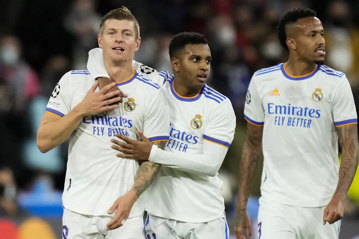 Foto: Saling Sikut Memperebutkan Status Juara Grup, Real Madrid Akhiri Perlawanan Inter Milan di Laga Pamungkas Grup D Liga Champions
