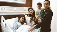 Aliya Rajasa mengenang momen kontraksi sesaat sebelum melahirkan putra keduanya yang ditemani oleh mendiang Ani Yudhoyono. (dok. Instagram @ruby_26/https://www.instagram.com/p/B3B266pgDs7/Putu Elmira)