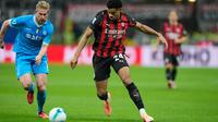Kevin De Bruyne dari Napoli (kiri) dan Zachary Athekame dari AC Milan berebut bola dalam pertandingan Serie A antara AC Milan melawan Napoli di Stadion San Siro, Milan, Italia, Minggu, 28 September 2025. (AP Photo/Luca Bruno)