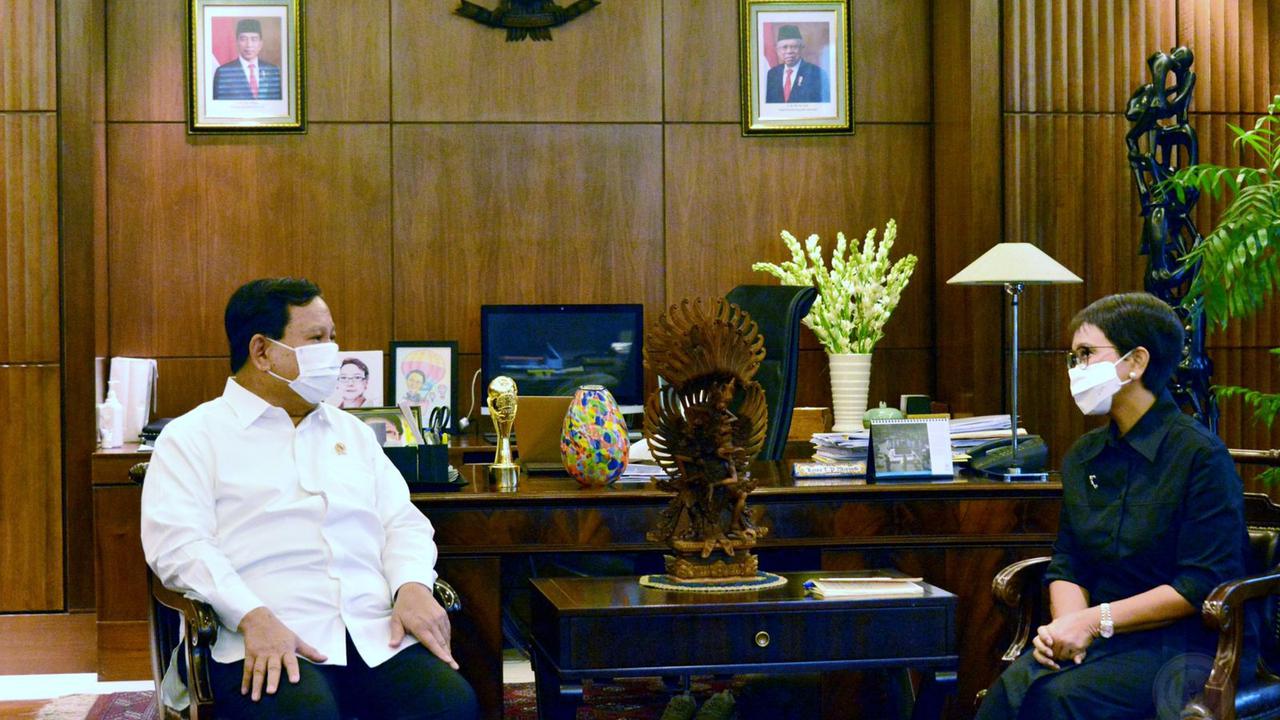 Menteri Pertahanan Prabowo Subianto dan Menteri Luar Negeri Retno Marsudi.