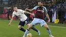 Gelandang Tottenham Hotspur, Dejan Kulusevski (kiri) berusaha merebut bola dari pemain Burnley, Erik Pieters pada pertandingan lanjutan Liga Inggris di Stadion Turf Moor, Inggris, Kamis (24/2/2022). Burnley menang tipis atas Tottenham 1-0. (Ian Hodgson/PA via AP)