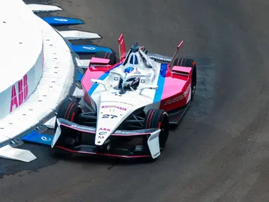 Pembalap Andretti Formula E, Jake Dennis memacu mobilnya dalam sesi kualifikasi Formula E yang berlangsung di Sirkuit Internasional e-Prix, Ancol, Jakarta, Sabtu (21/06/2025) WIB. (Bola.com/M Iqbal Ichsan)