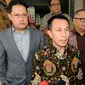 Ketua Komisi Yudisial (KY), Suparman Marzuki menjawab pertanyaan wartawan di Bareskrim Polri, Jakarta, Senin (28/9/2015). Suparman diperiksa sebagai tersangka kasus pencemaran nama baik atas laporan Hakim Sarpin. (Liputan6.com/Helmi Afandi)