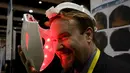 Seorang memakai sebuah alat bernama iDerma yang diperuntukkan bagi orang yang mempunyai gangguan penyakit kulit di muka saat dipamerkan dalam acara Consumer Electronics Show di Las Vegas. (4/1). (REUTERS / Rick Wilking)