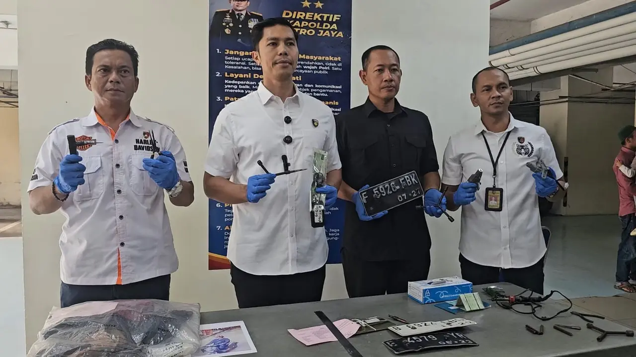 Kasat Reskrim Polres Metro Depok AKBP Made Gede Oka Utama memperlihatkan barang bukti hasil pengungkapan curanmor.
