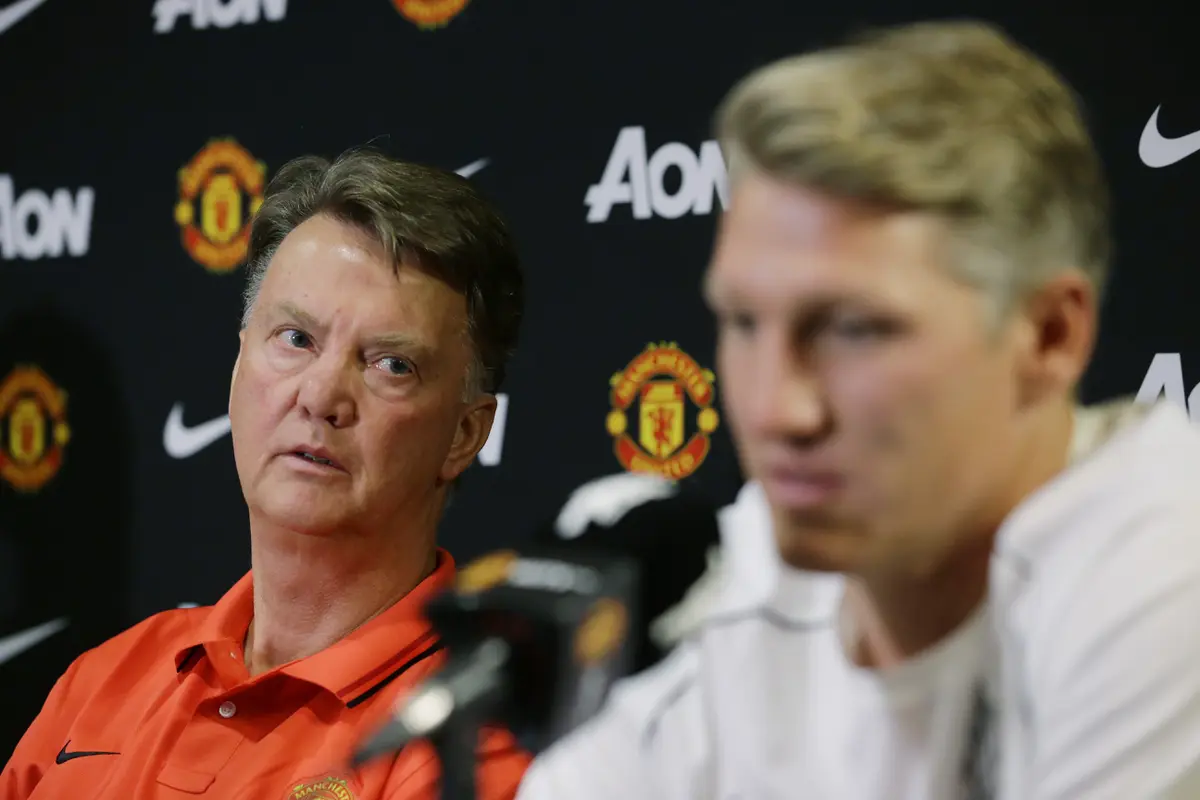 Louis van Gaal dan Bastian Schweinsteiger ( AP/Ted S. Warren )